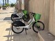 Alcune biciclette a pedalata assistita parcheggiate sul lungomare di Pegli