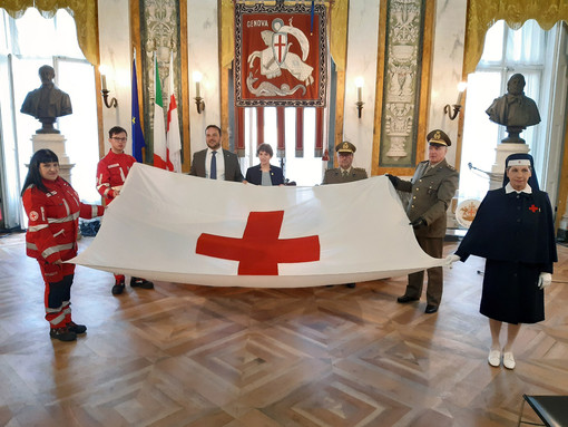 Giornata mondiale della Croce Rossa, la bandiera esposta a Palazzo Tursi Giornata mondiale della Croce Rossa, la bandiera esposta a Palazzo Tursi