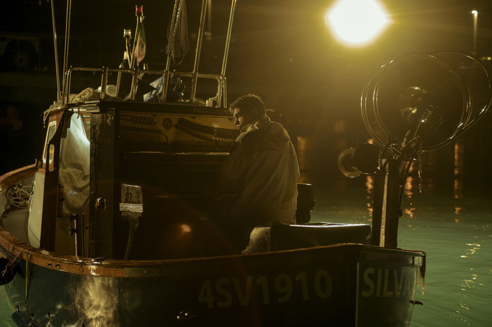 Emanuele Fasano, al largo di Alassio, sotto la pioggia battente: il video del nuovo brano “Note in tempesta”