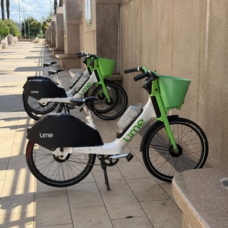 Alcune biciclette a pedalata assistita parcheggiate sul lungomare di Pegli