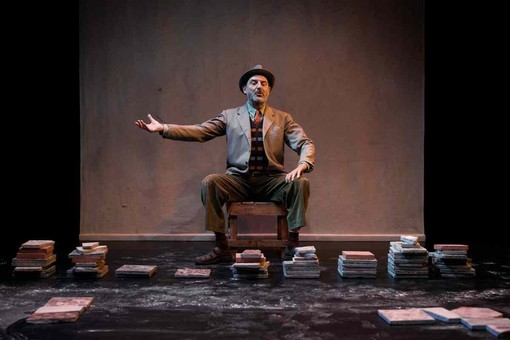 L’urlafischio di libertà, Enrico Ianniello porta il ‘prodigio’ Isidoro sul palco del Modena