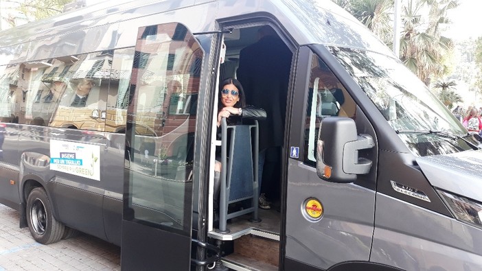 I bambini a Portofino con Atp nella giornata d'esordio del bus elettrico