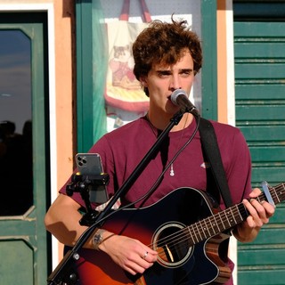 La musica che ci gira intorno - Ema, il sogno dei vent’anni per le strade del mondo: “La musica è condivisione, non rumore”