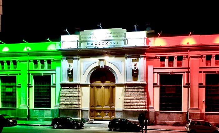 Covid-19: la sede Enel di Genova s’illumina col tricolore