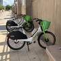 Alcune biciclette a pedalata assistita parcheggiate sul lungomare di Pegli Alcune biciclette a pedalata assistita parcheggiate sul lungomare di Pegli