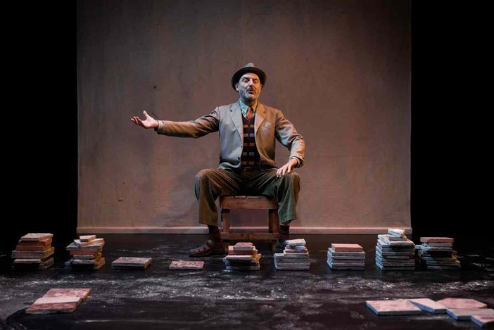 L’urlafischio di libertà, Enrico Ianniello porta il ‘prodigio’ Isidoro sul palco del Modena