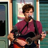 La musica che ci gira intorno - Ema, il sogno dei vent’anni per le strade del mondo: “La musica è condivisione, non rumore”