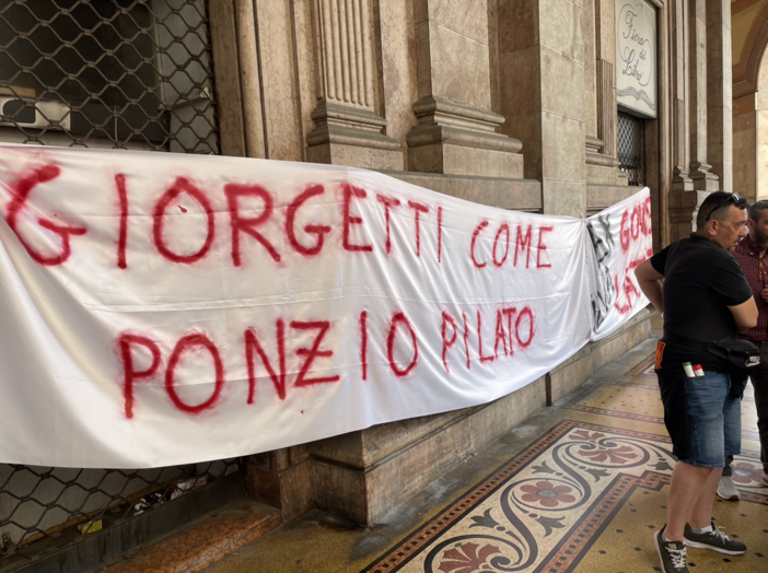 Sciopero dei lavoratori ex Ilva davanti al Palazzo della Borsa: “Il ministro Giorgetti non se ne lavi le mani” (Video)