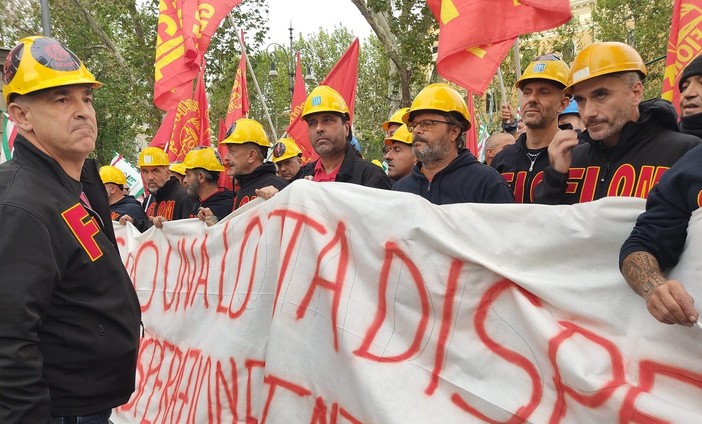 Ex Ilva, lavoratori in protesta a Roma: “Basta cassa integrazione” (Foto e Video) Ex Ilva, lavoratori in protesta a Roma: “Basta cassa integrazione” (Foto e Video)