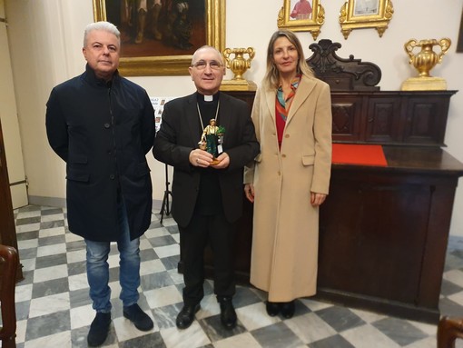 La florovivaista nei presepi liguri, la consegna della statuina ai vescovi liguri La florovivaista nei presepi liguri, la consegna della statuina ai vescovi liguri