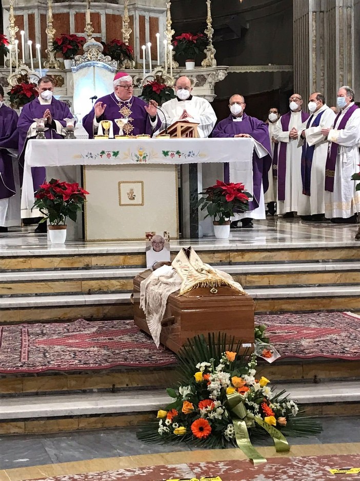 L’ultimo saluto a Don Pino nella sua Valbisagno