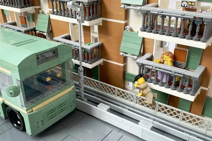 Fantozzi che prende il bus al volo riprodotto con i Lego: l'idea dell'architetto genovese Giorgio Tona