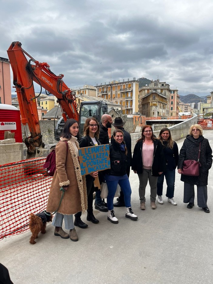La ‘contropasseggiata’ sul Ponte Obliquo di Sestri Ponente, atteso da oltre mille giorni (video)