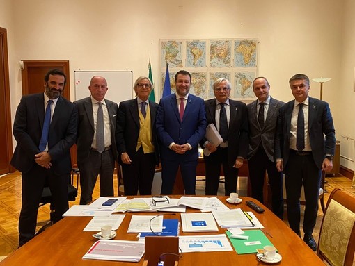 Nella foto i rappresentanti delle Federazioni Conftrasporto (da sinistra): Guido Gazzola (vicepresidente Assoferr); Luigi Merlo (presidente Federlogistica); Stefano Messina (presidente AssArmatori); Paolo Uggè (presidente Conftrasporto, a destra di Salvini); Pasquale Russo (segretario generale Conftrasporto)
