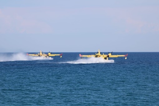 Motoscafo ostacola i canadair al rifornimento d'acqua, individuato il pilota: diverse le ipotesi di reato (VIDEO)