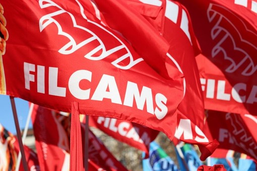 San Fruttuoso, commessa aggredita mentre lavora: presidio di solidarietà e protesta