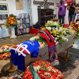 "Per sempre ci legherà un filo", i tifosi della Samp  risuonano le note di “Lettera da Amsterdam" al funerale di Vittorio De Scalzi (Video)