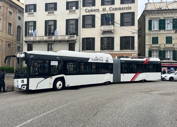 Uno dei due filobus entrati in funzione