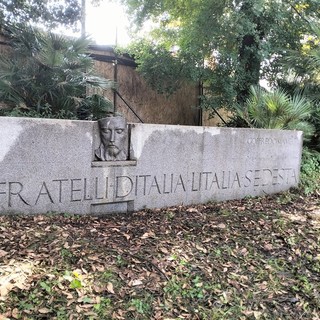 Vandalizzato il monumento a Goffredo Mameli, vernice rossa sul volto del patriota Vandalizzato il monumento a Goffredo Mameli, vernice rossa sul volto del patriota