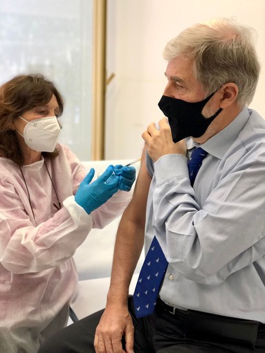 Il Sindaco di Genova Marco Bucci vaccinato contro il Covid: "A tutti i cittadini genovesi dico di non spaventarsi"