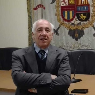 De Nicola, il prof "dirimpettaio" di De André: "Meglio ascoltarlo che studiarlo" De Nicola, il prof "dirimpettaio" di De André: "Meglio ascoltarlo che studiarlo"