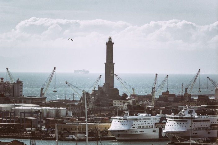 La Lanterna, simbolo millenario di Genova, eletta “Faro dell’Anno 2024”