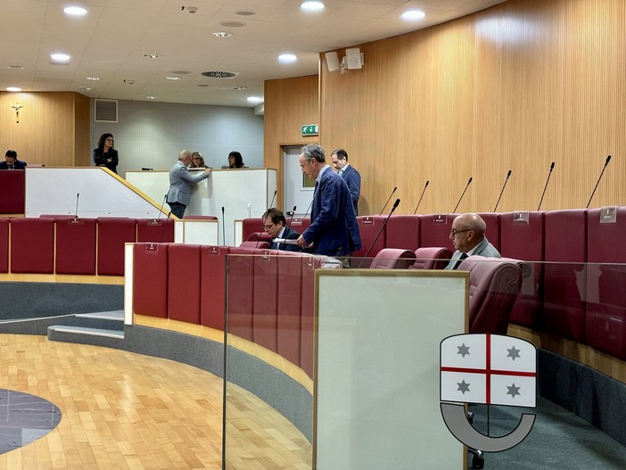 Tensione in consiglio dopo l’incontro di Ameglia: la seduta inizia tra le urla e scatta la sospensione Tensione in consiglio dopo l’incontro di Ameglia: la seduta inizia tra le urla e scatta la sospensione