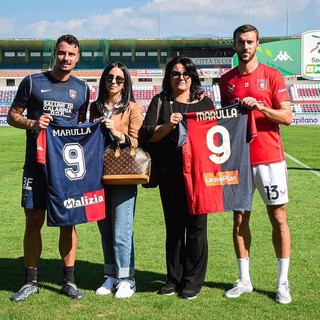 I due capitani Rigione e Bani con la vedova e la figlia Gigi Marulla mostrano le due maglie commemorative (foto Tano Pecoraro per il Genoa CFC)