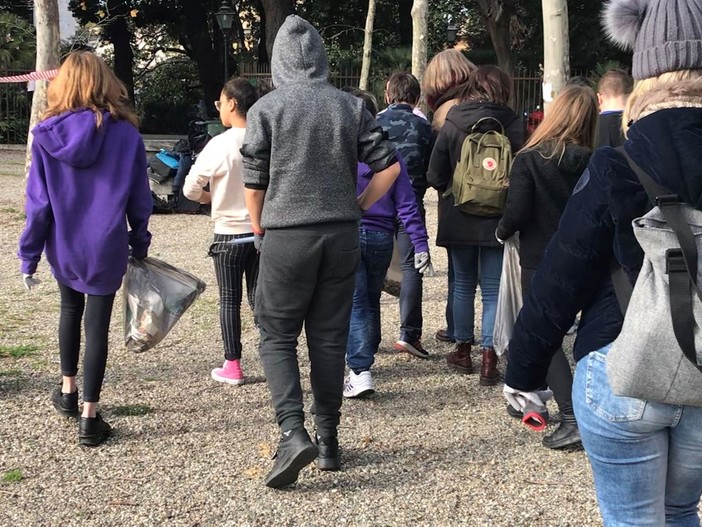 Circa 250 studenti genovesi raccolgono 33 kg di rifiuti al Parco dell’Acquasola con il progetto in collaborazione con la Fondazione Garrone