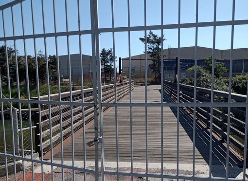 Il cancello ancora chiuso sulla Fascia di Rispetto di Pra' Il cancello ancora chiuso sulla Fascia di Rispetto di Pra'