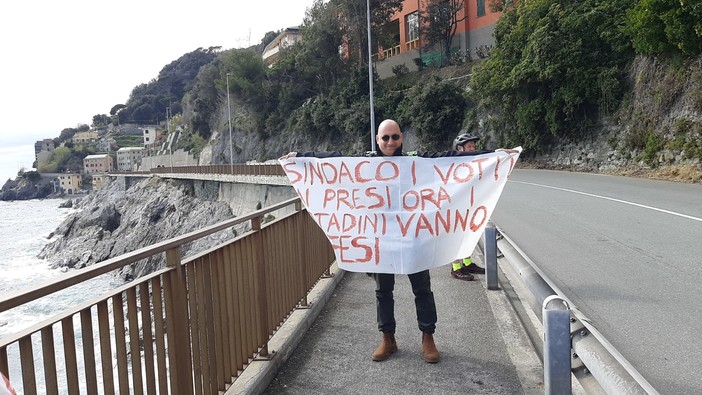 Voltri, flash mob contro i cassoni della diga durante la Milano - Sanremo (Foto e video)