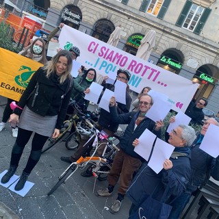 Legambiente, il flashmob in piazza Colombo per chiedere più aree pedonali