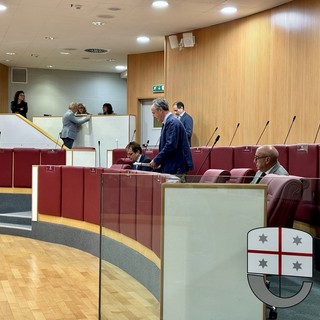 Tensione in consiglio dopo l’incontro di Ameglia: la seduta inizia tra le urla e scatta la sospensione