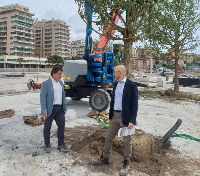 L'assessore Massimo Ferrante e il dirigente Giacomo Gallarati al cantiere di piazzale Kennedy