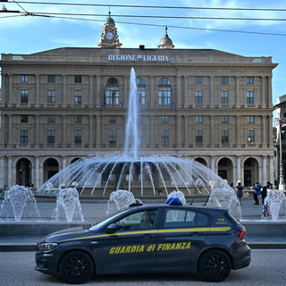 Toti sotto torchio per quattro ore nella caserma della Guardia di Finanza