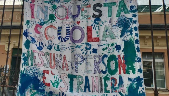 Striscione bruciato alla scuola Embriaco, il comitato genitori presenta denuncia: “Lo rifaremo e lo riappenderemo”