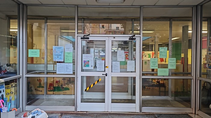 Scritte offensive contro la sindaca e l’educazione sessuo-affettiva, A.S.Ter al lavoro per ripulire muri e scuole