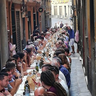 “Ferragustando”: torna la tavolata nei vicoli, ma con distanziamento