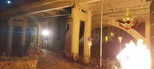 Isola del Cantone, cassonetto danneggia tubo del gas che genera una fiammata Isola del Cantone, cassonetto danneggia tubo del gas che genera una fiammata