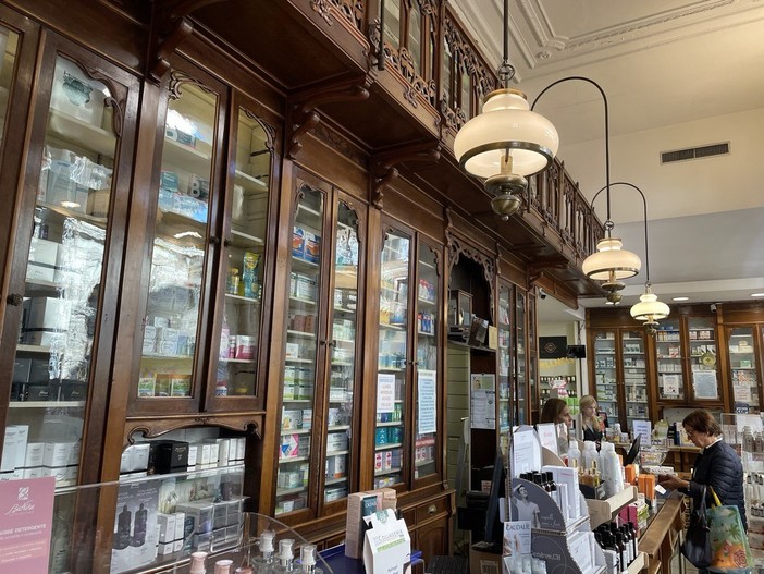 Botteghe storiche e locali di tradizione - La Farmacia Alvigini: oltre un secolo di cura tra rimedi naturali e nuove sfide Botteghe storiche e locali di tradizione - La Farmacia Alvigini: oltre un secolo di cura tra rimedi naturali e nuove sfide