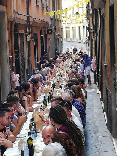 “Ferragustando”: torna la tavolata nei vicoli, ma con distanziamento