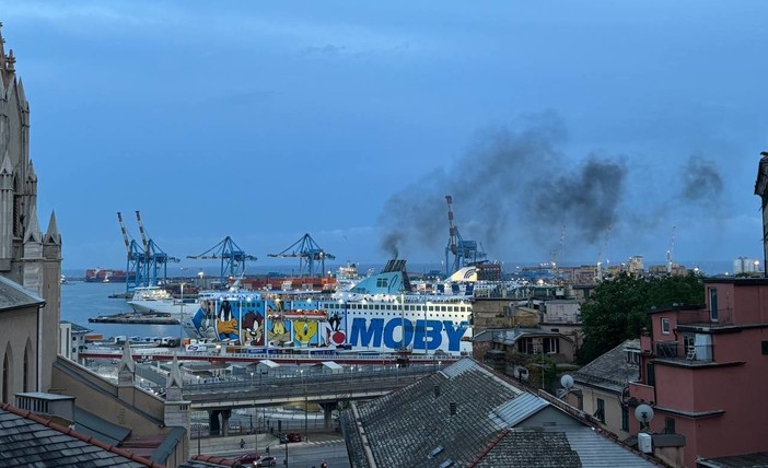 Genova soffoca sotto l’inquinamento che viene dal mare, il vicesindaco Terrile: “Monitoraggio continuo, ma serve accelerare sull’elettrificazione delle banchine” Genova soffoca sotto l’inquinamento che viene dal mare, il vicesindaco Terrile: “Monitoraggio continuo, ma serve accelerare sull’elettrificazione delle banchine”