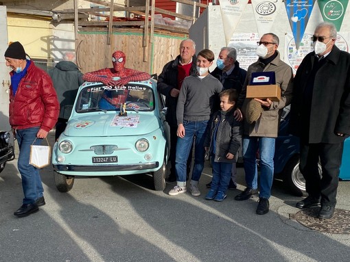 I cinquecentisti liguri del Fiat 500 Club Italia al lavoro per la “Casa Rossa” del Gaslini