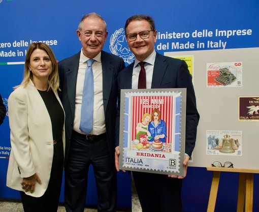 Da sinistra: Fausta Bergamotto (Sottosegretario di Stato con delega alla Filatelia), Adolfo Urso (Ministro del MIMIT) e Alessio Bruschetta (Amministratore Delegato di Eridania) Da sinistra: Fausta Bergamotto (Sottosegretario di Stato con delega alla Filatelia), Adolfo Urso (Ministro del MIMIT) e Alessio Bruschetta (Amministratore Delegato di Eridania)