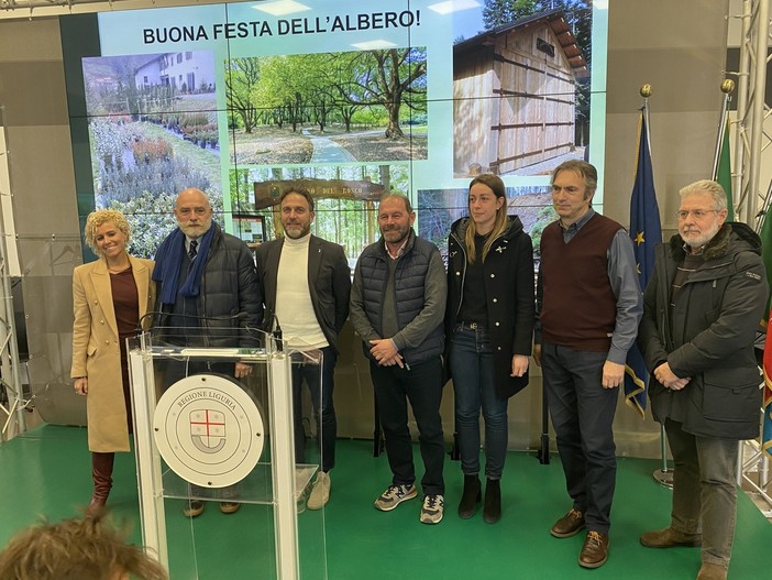 Una coppia di alberi donata a ogni comune ligure con più di 15mila abitanti con l'iniziativa Adotta un Albero Una coppia di alberi donata a ogni comune ligure con più di 15mila abitanti con l'iniziativa Adotta un Albero