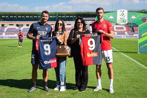 I due capitani Rigione e Bani con la vedova e la figlia Gigi Marulla mostrano le due maglie commemorative (foto Tano Pecoraro per il Genoa CFC)