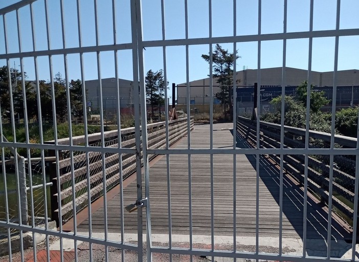 Il cancello ancora chiuso sulla Fascia di Rispetto di Pra' Il cancello ancora chiuso sulla Fascia di Rispetto di Pra'