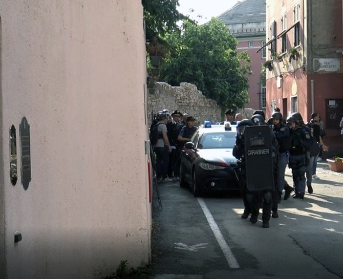 Quinto, irruzione a scuola per arrestare due studenti armati, ma è un'esercitazione Quinto, irruzione a scuola per arrestare due studenti armati, ma è un'esercitazione