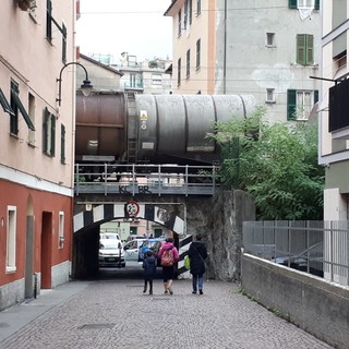 Ferrocisterne in mezzo alle case di Pegli, si va verso una soluzione
