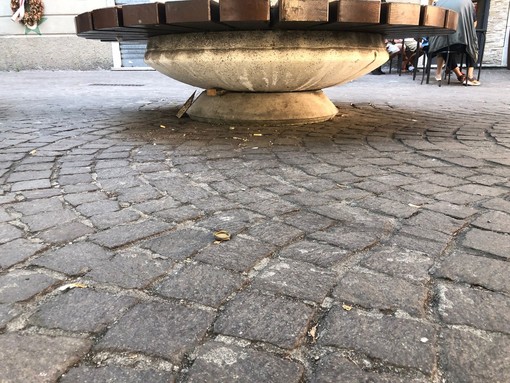 La bella fioriera e seduta di piazza Masnata a Sampierdarena sotto attacco di vandali e ubriachi